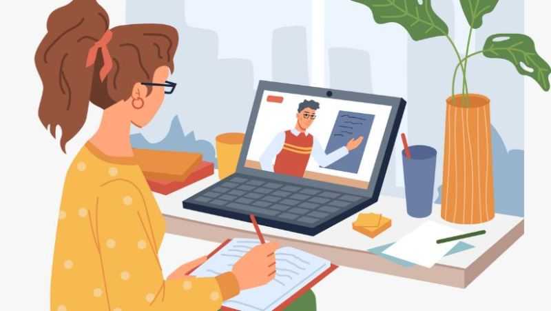Una mujer que está realizando un curso a distancia de preparadora mental