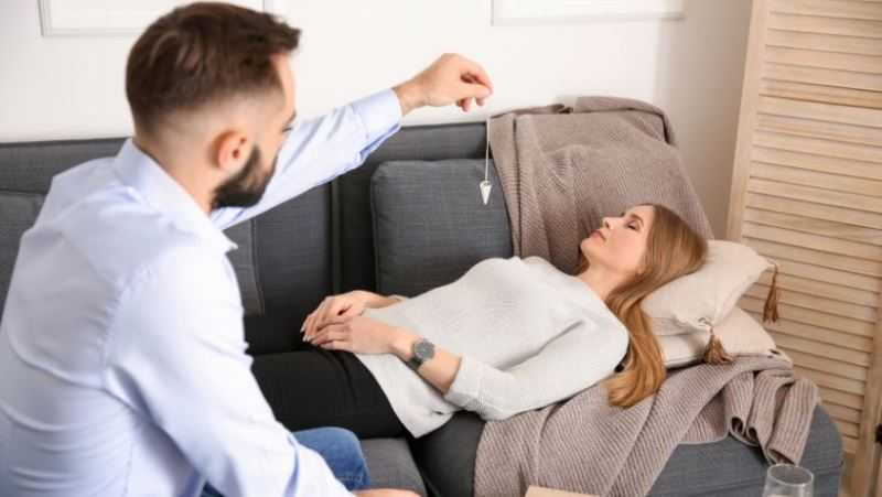 Un especialista en hipnosis en plena sesión