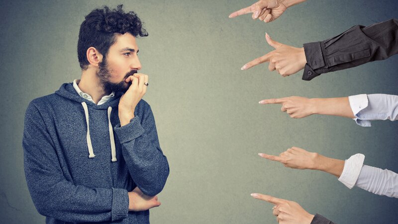 Un hombre que siente presión por miedo al fracaso