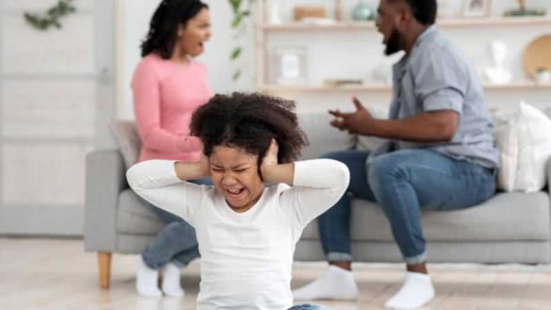 Un niño que tiene dificultades para gestionar sus emociones debido a un trauma