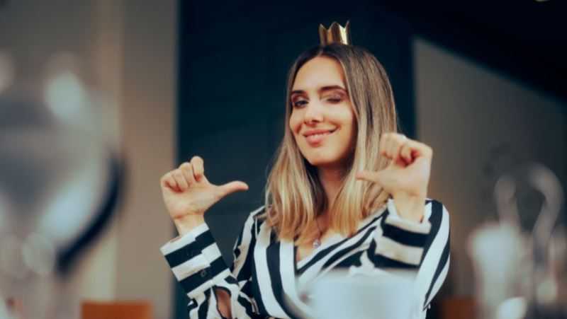 Una mujer que acepta plenamente sus emociones