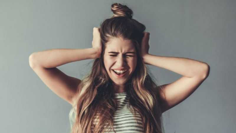 Una mujer que se pregunta cómo aceptar sus emociones