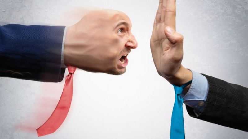 Una persona que está en conflicto con otra y a la que le cuesta controlar sus emociones