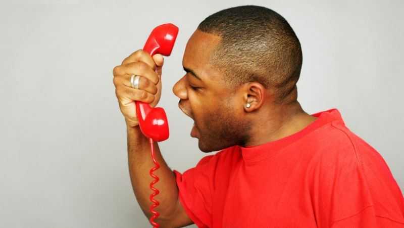 Un hombre enfadado que sufre un bloqueo emocional