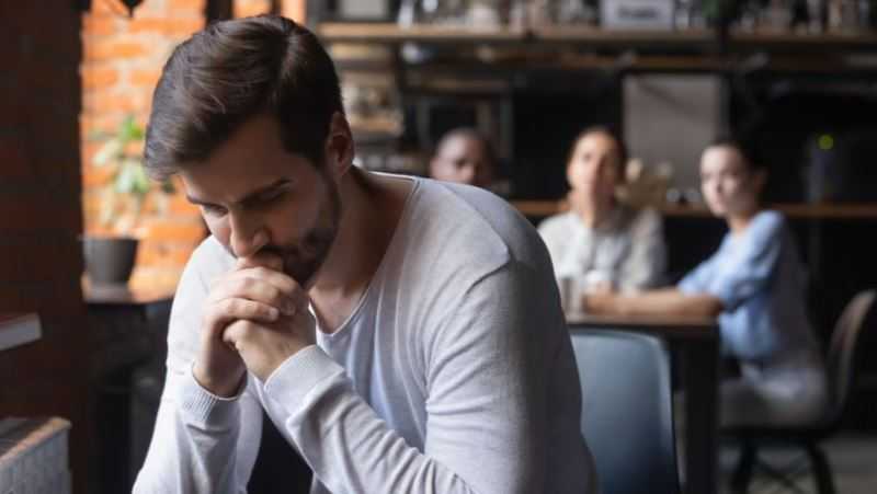 Un hombre que teme el juicio de los demás