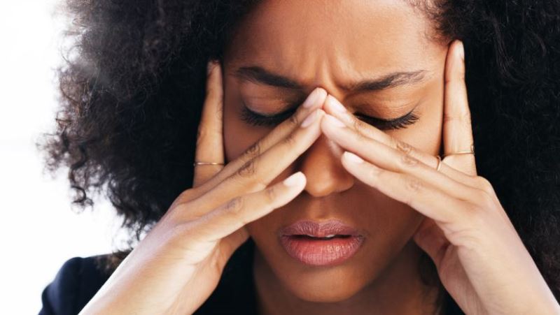Una mujer con agotamiento debido al estrés