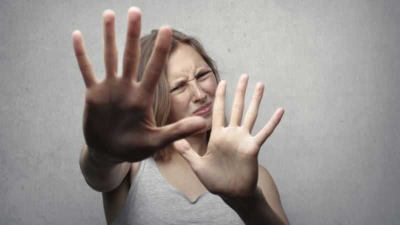 Una mujer que tiene miedo de triunfar debido a su miedo a lo desconocido