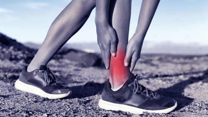 Un aficionado al trail que intenta controlar el dolor de tobillo