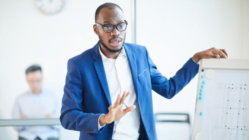 Un coach empresarial en plena sesión de coaching
