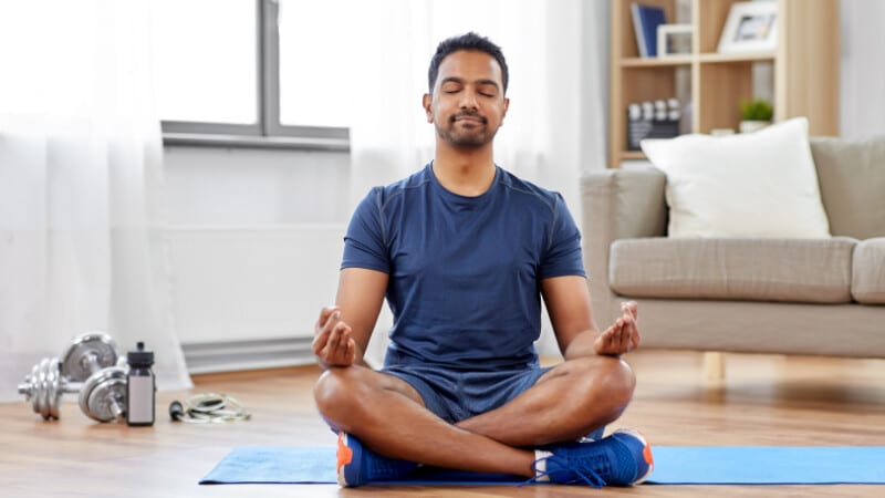 Un corredor de trail que practica la meditación de atención plena