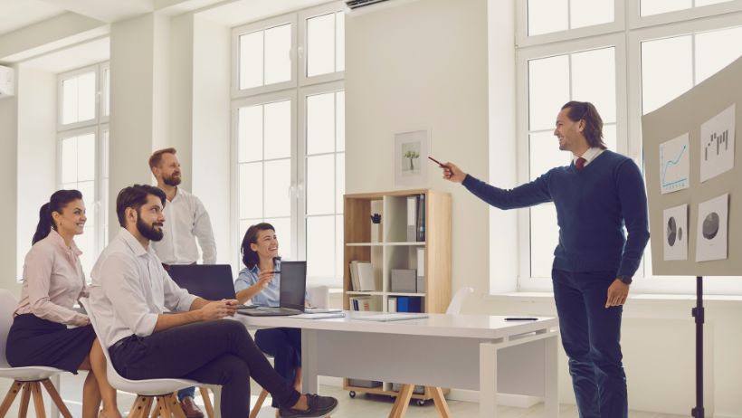 Un profesional y sus alumnos durante una sesión de coaching