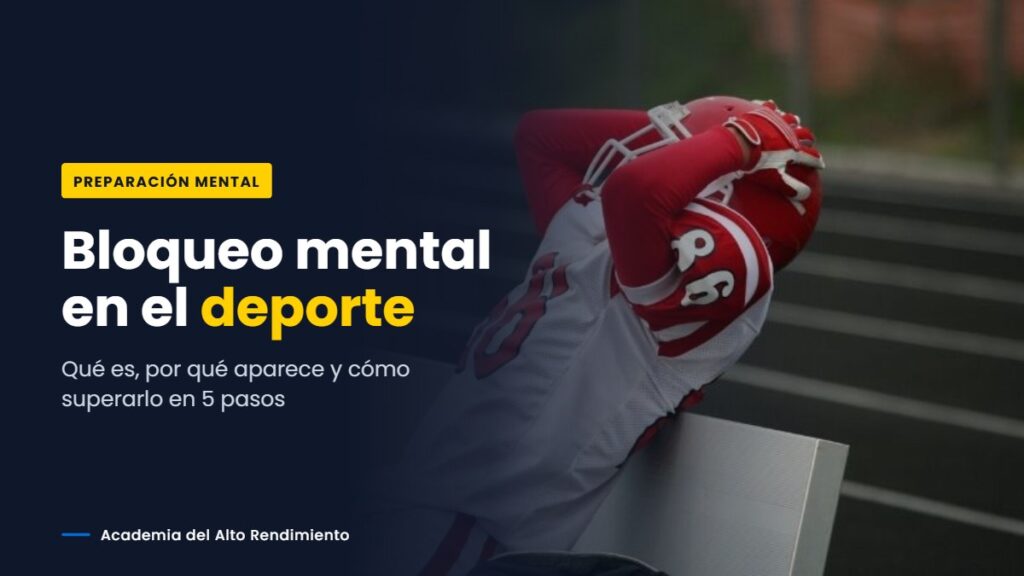 Jugador de fútbol americano con las manos en el casco en el banquillo, bloqueado mentalmente durante una competición